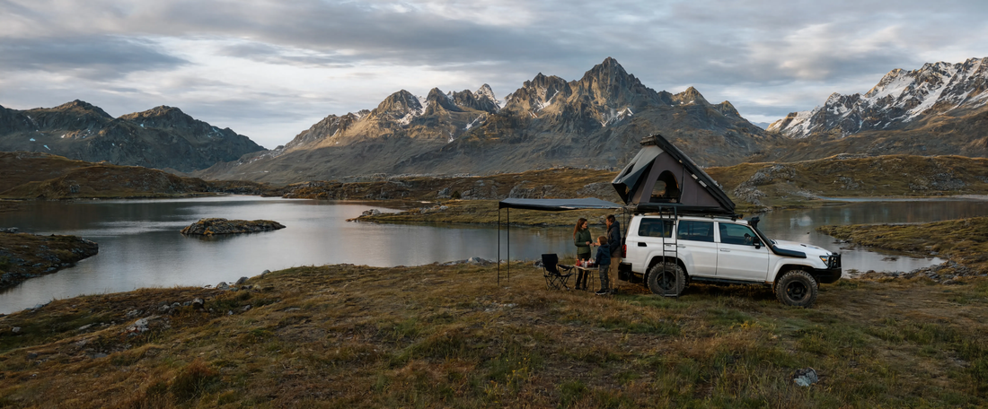 Tente de toit installée sur une voiture pour un campement au bord d'un lac en montagne