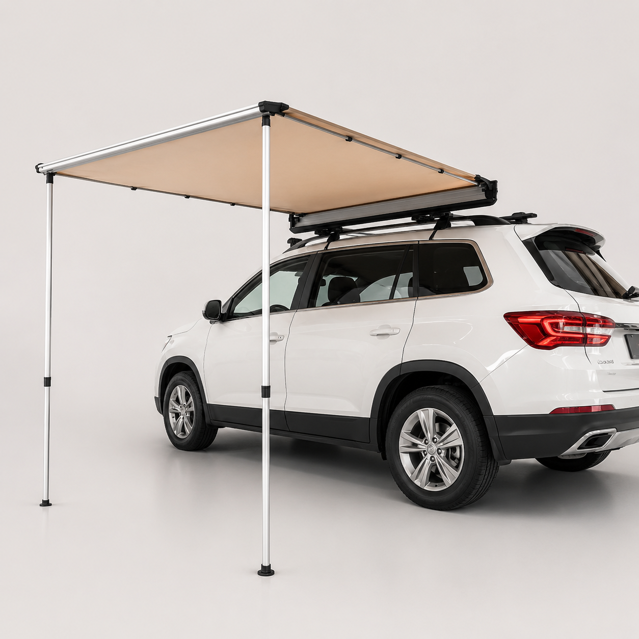 Auvent de voiture XL ToitAventure déployé sur le côté d'un SUV, grande zone d'ombre 2 x 2,5 m