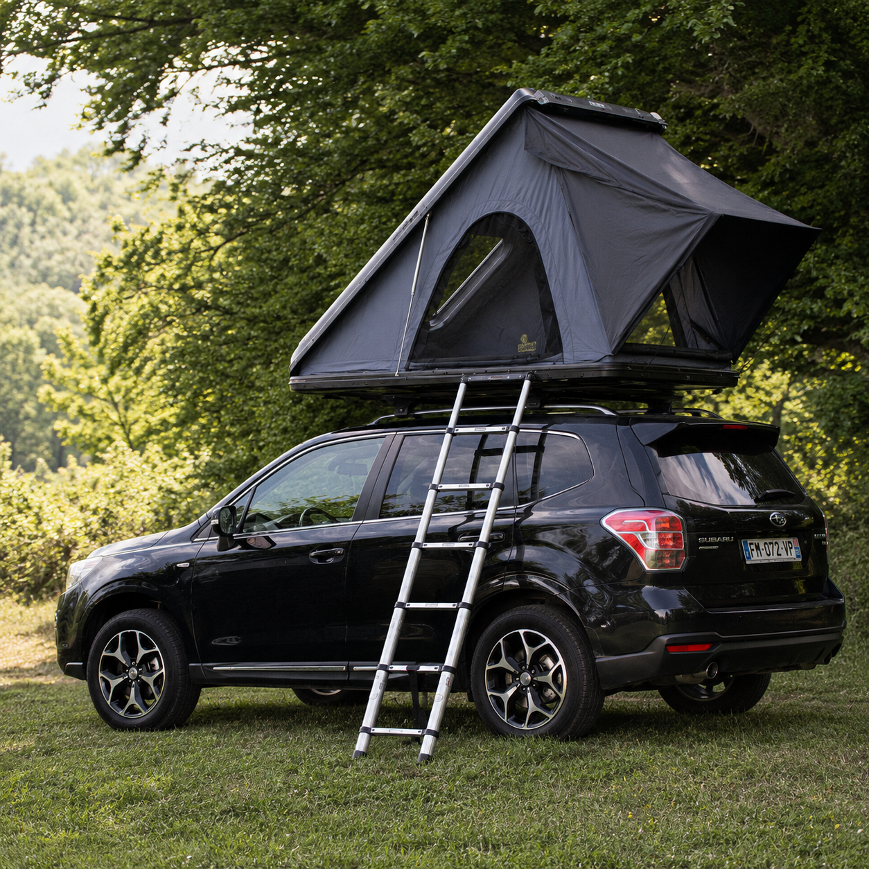 Tente de toit rigide Explorer ouverte sur un véhicule en pleine campagne